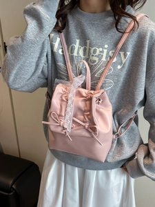 Mini zaino rosa stile balletto con bordo in pizzo bianco e fiocco in pelle opaca