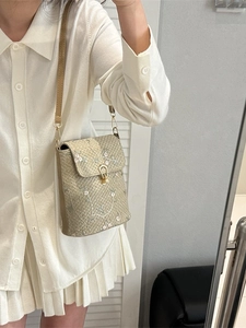 Sac seau tissé avec broderie florale, fermoir doré et bandoulière marron
