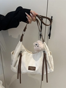 Borsa tote minimalista bianco crema con cinturini marroni e charm cane di peluche