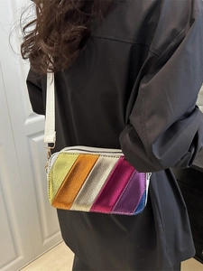 Sac bandoulière coloré à rayures avec large sangle réglable porté par un mannequin
