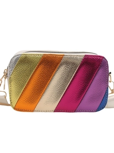 Sac bandoulière rayé arc-en-ciel avec finition métallique et bandoulière large