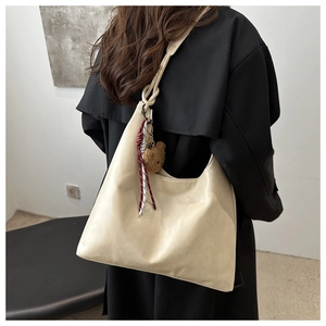 Beige Hobo-Tasche aus Kunstleder mit braunem Plüschbären-Anhänger und gestreiftem Seidentuch