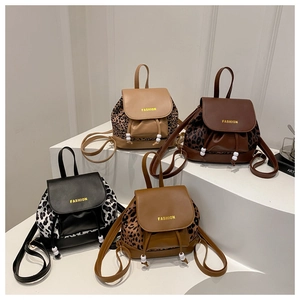 Vue détaillée de mini sacs à dos en quatre couleurs avec panneaux latéraux à motif animalier