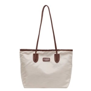 Minimalistische cremefarbene Nylon-Tragetasche mit braunem Kunstlederbesatz und Trägern