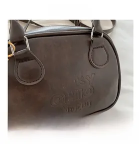 Detail der braunen Bowling-Tasche mit dem geprägten Design lucky OHIO Gmu