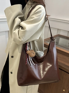 Vintage dunkelbraune Hobo-Tasche aus Kunstleder mit Bärenanhänger und viel Platz