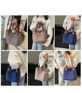 Collection de sacs fourre-tout en toile en trois couleurs portés par un mannequin