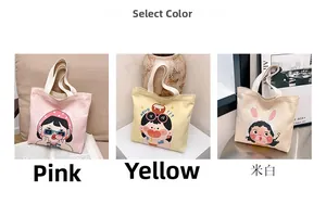 Dettagli delle borse in tela rosa, gialla e beige con simpatiche illustrazioni di ragazze