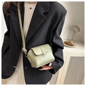 Detail der hellgrünen Mini-Quadrat-Tasche aus Kunstleder mit goldener Hardware und Riemen