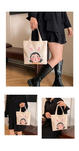 Dettaglio ravvicinato della borsa a secchiello in tela color crema con stampa cartoon