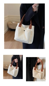 Détails du sac cabas en toile avec poignées marron et poche avant à bouton-pression
