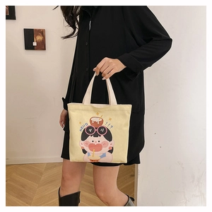 Dettaglio dell'illustrazione di una ragazza carina su una borsa in tela beige con manici
