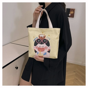 Vista lifestyle della borsa pranzo in tela gialla con illustrazione di ragazza