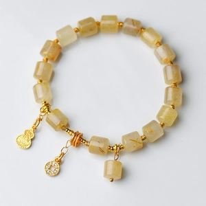 Natur-Rutilquarz-Armband mit 8mm Zylinderperlen und goldenen Glücksbringern-Anhängern