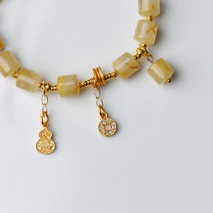 Goldenes Rutilquarz Armband mit 8mm Trommelperlen und einem hohlen Kürbis Glücksbringer
