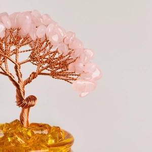 Albero della vita in quarzo rosa con filo di rame e base in cristallo giallo decorativo