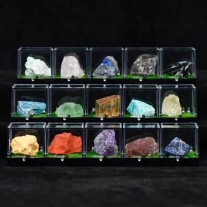 Set de 15 spécimens de minéraux en cristal naturel en boîtes acryliques de décor