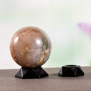 Sfera in agata muschiata lucida su supporti geometrici neri per decorazione d'interni