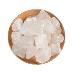 Pierres de cristal blanc naturel dans un bol en bois rond pour l'aromathérapie