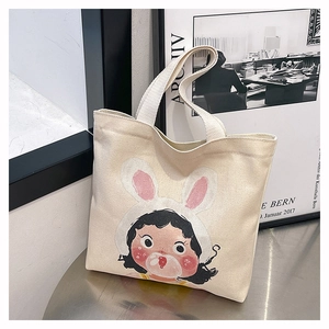 Dettaglio della borsa a secchiello in tela con stampa di una simpatica bimba cartoon