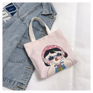 Dettaglio della borsa tote in tela rosa con simpatica illustrazione di ragazza cartoon