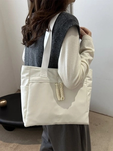 Grande borsa tote bianca minimalista da donna con dettaglio tracolla intrecciata