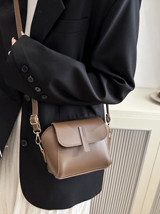 Minimalistische braune Umhängetasche aus Leder mit Klappe und goldenen Metallhaken