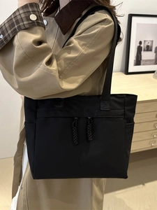 Borsa tote nera minimalista capiente con doppie tasche frontali e spalline larghe