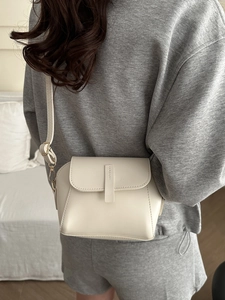 Minimalistische cremeweiße Mini-Umhängetasche aus Leder mit verstellbarem Goldriemen