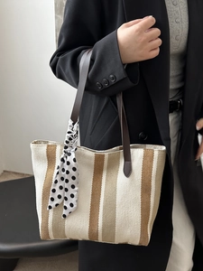 Gestreifte Canvas-Einkaufstasche für Damen mit Polka-Dot-Schal und Lederriemen in Seitenansicht