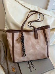Retro Damen Tragetasche Aus PU-Leder Mit Großer Kapazität Kontrastfarbe Handtasche Mit Quaste Tennisschläger Anhänger Für Den Alltag Pendeln Schule