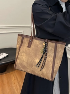 Große Retro-Tragetasche in Braun mit Tennisschläger-Anhänger und Quasten-Detail