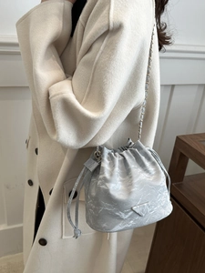 Retro Eimer-Tasche mit grauem Marmormuster, Silberkette und praktischem Kordelzug