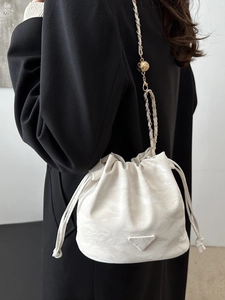 Retro weiße Beuteltasche mit Kordelzug und Goldkugelkette auf schwarzem Outfit
