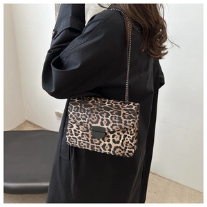Détail du sac à bandoulière léopard avec fermoir en métal noir et bandoulière en chaîne