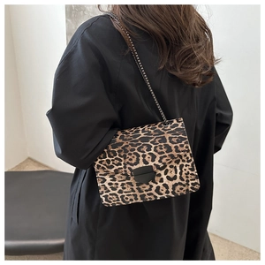 Vue détaillée du sac à bandoulière léopard avec chaîne et fermeture à rabat