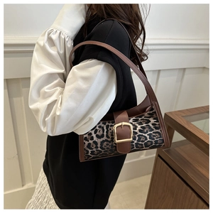 Dettaglio borsa a spalla leopardata con fibbia dorata vintage e texture in ecopelliccia