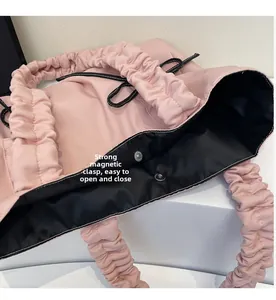 Détail du sac fourre-tout rose matelassé avec doublure noire et fermeture magnétique