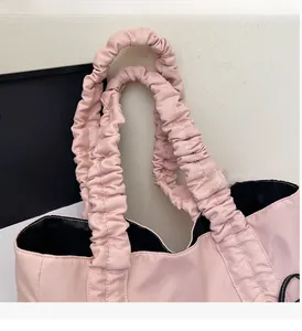 Détail du sac cabas rose clair avec anse froncée style chouchou et texture nylon