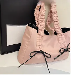 Détails du sac fourre-tout rose avec anse froncée et nœuds décoratifs noirs élégants