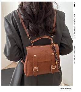 Brauner Vintage PU-Leder Rucksack mit Schnallenriemen und Logo-Prägung am Modellrücken