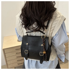 Retro schwarzer Lederrucksack mit CONI '7DN' Prägung und goldenem Anhänger für Damen