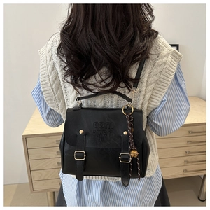 Rückansicht eines schwarzen Retro-PU-Lederrucksacks mit Buchstabenprägung und Goldbuckles