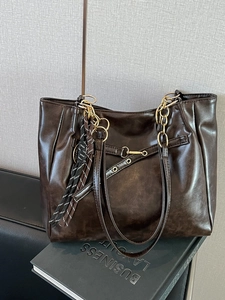 Women Vintage PU Leather Tote Bag Large Capacity Commuter Shoulder Bag With Gold Chain Tassel Pendant Retro Handbag