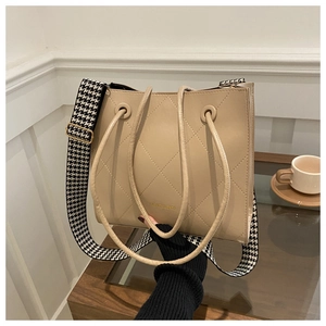 Dettaglio della borsa tote beige trapuntata con ampia tracolla in pied de poule