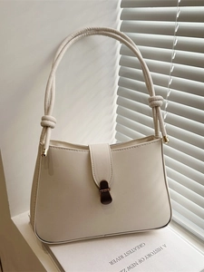 Borsa sottobraccio chic in ecopelle bianco crema con tracolla annodata e fibbia metallica