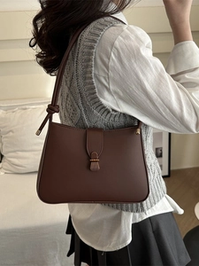 Borsa sottobraccio minimalista in pelle opaca marrone scuro con fibbia in bronzo e nodo