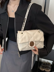 Borsa a tracolla trapuntata color crema con catena vintage e fibbia in bronzo