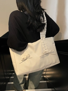 Grand sac cabas blanc crème avec nœud et bandoulière plissée pour un usage quotidien chic