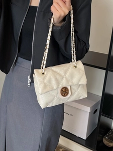 Borsa a tracolla bianca trapuntata con catena e chiusura vintage indossata da modella